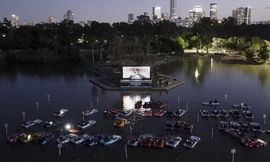 Tránh COVID-19, người dân Israel ngồi xuồng, xem phim chiếu phim trên mặt nước