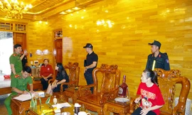 Cơ quan Công an lập biên bản khám xét chỗ ở của đối tượng Hùng Thị Thu Hường (áo đỏ góc phải)