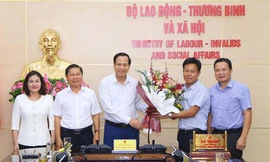 Lãnh đạo Bộ Lao động - Thương binh và xã hội chúc mừng đồng chí Lê Quân.