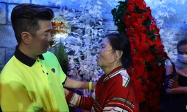 Fan lớn tuổi ở Phú Quốc, bị tai biến vẫn tìm đến biệt thự Noel của Đàm Vĩnh Hưng