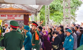 Xúc động hình ảnh người dân đẩy xe lăn đến viếng Thiếu tướng Nguyễn Hữu Hùng