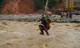 Bắc ròng rọc giải cứu hơn 100 công nhân thủy điện Đăk Mi 2