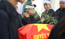 Đồng đội, người thân tiễn Tướng Hùng về lòng đất mẹ