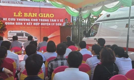 Lễ trao tặng xe cứu thương cho Trung tâm Quân Dân Y huyện đảo