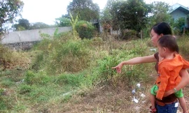 Người vợ bế đứa con chỉ nơi chồng bị sát hại