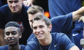 Sao Arsenal hứng thú dạo Hà Nội, thăm chùa Một Cột