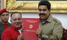 Tổng thống Venezuela Nicolas Maduro (phải) nhận đặc quyền do Chủ tịch Quốc hội Diosdado Cabello trao tại Caracas hôm 19/11