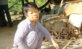 Ông Dân đã 50 tuổi nhưng nhìn như đứa trẻ. Ảnh: Thanh Dũng