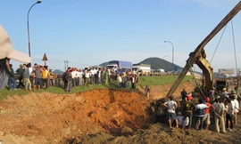 Quốc lộ 1A bị nứt, 2 người suýt chết do bom nổ