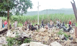 Ôtô đâm vào sân, nam sinh lớp 9 tử nạn