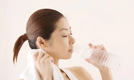 Khát nước dài ngày có thể là triệu chứng bệnh lý