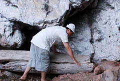 Cỗ quan tài cổ trên vách đá và lời nguyền bí ẩn