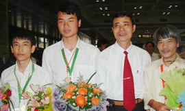 Nhiều học sinh dự các kỳ thi quốc tế phải học tiếng Anh từ rất sớm (Học sinh Thanh Hóa đi thi toán quốc tế). Ảnh: Q. Thành