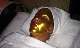 Người mẫu đắp mặt nạ vàng 24 carat làm đẹp