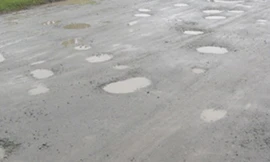 Quốc lộ mới làm ổ gà nham nhở