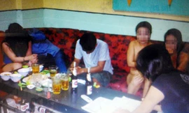 Nữ tiếp viên khỏa thân hát ca cổ với khách