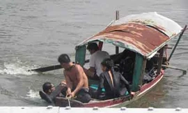 Bị tàu hỏa tông rớt xuống sông