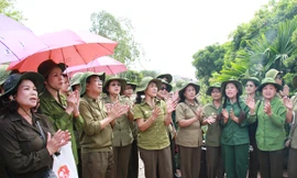 Đoàn TNXP hát trước Đài tưởng niệm TNXP Ga Gôi Ảnh: Trường Phong