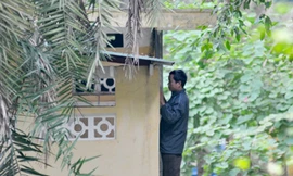 Gã đàn ông nhìn trộm nhà vệ sinh nữ ở CV Bách Thảo