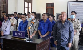 Phạm Văn Thủy (ngoài cùng bên phải ảnh) và các bị cáo tại tòa.