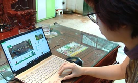 Khách hàng sử dụng dịch vụ cúng lễ online thời COVID-19.