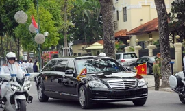 Cận cảnh đoàn xe chở ông Kim Jong Un tới Phủ Chủ tịch