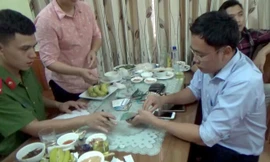 Ông Phong cùng tang vật. Ảnh CAND