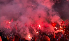 Cổ động viên đốt pháo đỏ rực khu vực Lạch Tray đêm 5/1.