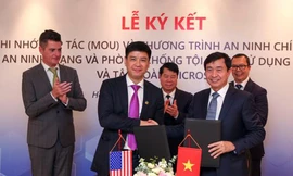 Thiếu tướng Nguyễn Minh Chính ký kết hợp tác với Microsoft.