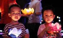 Phật tử nhí thả đèn hoa đăng mùa vu lan báo hiếu