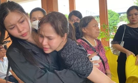 Vụ bé trai tử vong do bị bỏ quên trên xe: Mẹ về nước gặp con lần cuối, khóc ngất tại nhà tang lễ