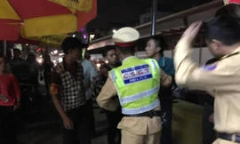 Vi phạm luật giao thông, đạp cảnh sát ngã giữa đường