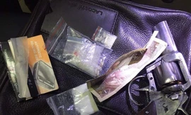 Mang súng ngắn có 6 viên đạn đi dạo phố, gặp cảnh sát