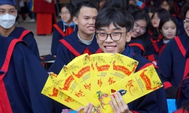 Sĩ tử Hải Phòng viết nguyện vọng, cầu đỗ đạt ngày khai bút đầu năm