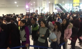 Sân bay Nội Bài 'chật cứng' người đón thân nhân dịp Tết