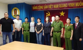 Đối tượng Turets-Afuda Kseniia (thứ tư từ bên trái qua). Ảnh: Bộ Công anh cung cấp