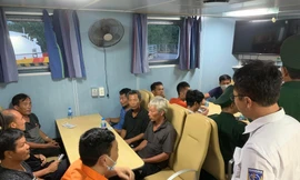 Cứu 10 người trôi dạt trên biển do đắm tàu tại Hải Phòng