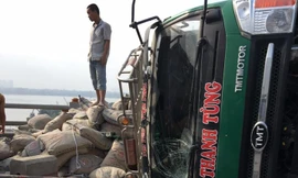 Xe tải lật nghiêng, cầu Thanh Trì ùn tắc dài