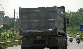 Cận cảnh xe quá khổ 'đại náo' vùng ven Hà Nội 