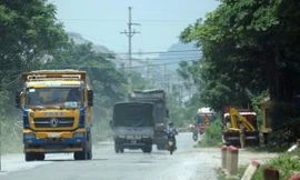 Hàng loạt xe tải 'hổ vồ' vượt chốt CSGT vùng ven phía Tây Hà Nội 