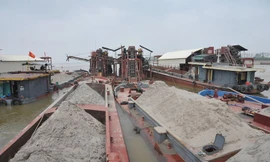 Tàu khai thác cát trái phép trên sông Hồng bị lực lượng chức năng bắt quả tang.