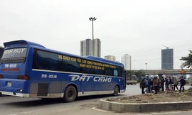 Điểm mặt các 'bến dù' lộng hành đón khách trước Tết