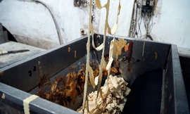 'Mục kích' cơ sở sản xuất bánh kẹo bẩn ở Hà Nội ngày cận Tết