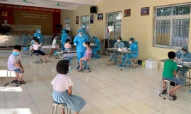 Lực lượng y tế TP Hải Dương lấy mẫu xét nghiệm cho học sinh.