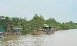 Khai thác cát trái phép, 5 người bị tịch thu tàu, phạt hơn 120 triệu đồng