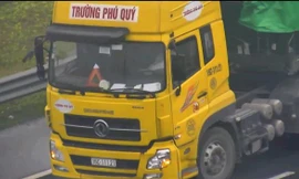 Hình ảnh xe đầu kéo di chuyển lùi trên cao tốc Hà Nội - Hải Phòng.