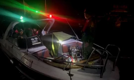 Bộ đội Biên phòng Hải Phòng giải cứu thuyền viên gặp nạn. 