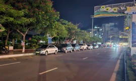 Tuyến phố trung tâm thị trấn Cát Bà tối 26/8. Ảnh: L.S