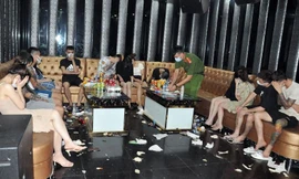 Dàn tiếp viên nữ và nhóm thanh niên trong quán karaoke Bad Boy.