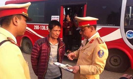 Cơ quan chức năng làm việc với tài xế Hòa.